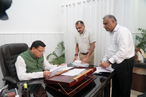 मुख्यमंत्री श्री पुष्कर सिंह धामी ने पुलिस मुख्यालय का औचक निरीक्षण किया।